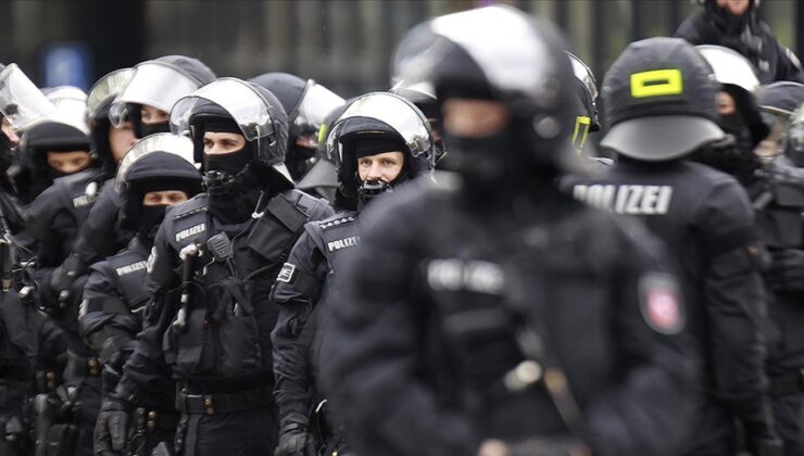 Almanya’da AfD karşıtı göstericiler ile polis arasında arbede yaşandı