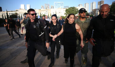 Tel Aviv’de düzenlenen savaş karşıtı gösteride 4 kişi gözaltına alındı