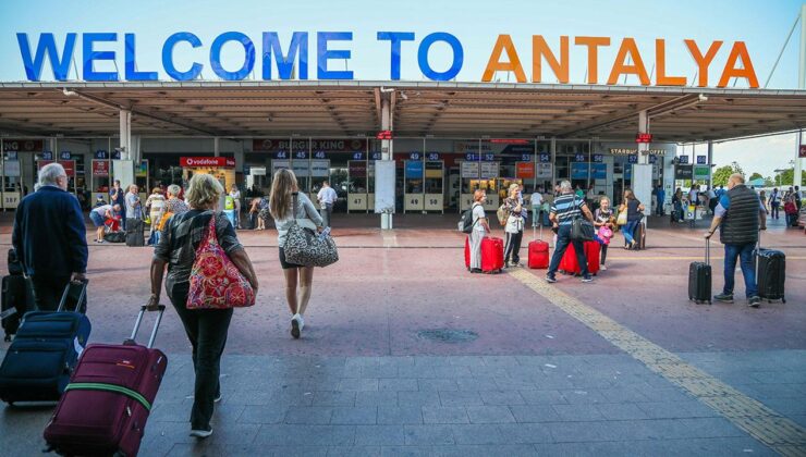 Antalya Havalimanı’nda arife rekoru: Dakikada 1 uçak