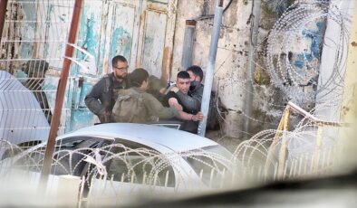 İsrail askerleri, Batı Şeria’da 60 Filistinliyi gözaltına aldı