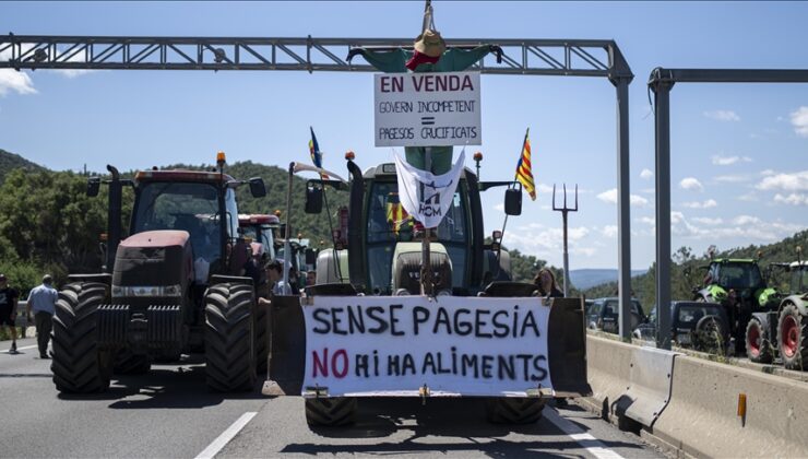 Fransa-İspanya sınırında çiftçiler traktörleriyle yol kapattı