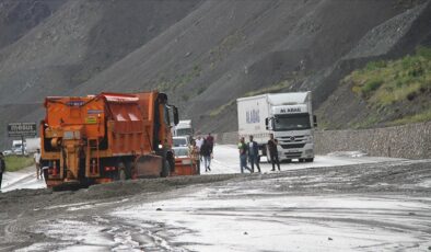 Erzincan-Sivas kara yolu heyelan nedeniyle ulaşıma kapandı