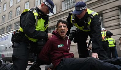 Londra’da Gazze saldırılarını protesto eden eylemciler gözaltına alındı