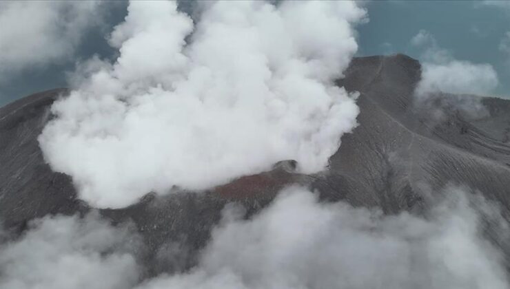 Endonezya’daki Ibu Yanardağı’nda bir günde 3 patlama meydana geldi