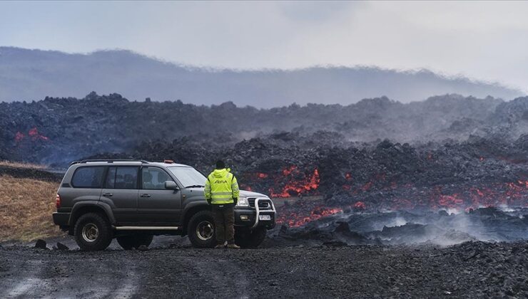 İzlanda’da aktif yanardağdan fışkıran lav bir yolu kapattı