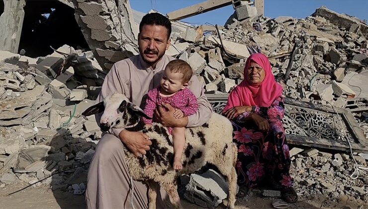 Gazze halkı, yıkılan evlerinin enkazı üzerinde kurbanlarını kesti