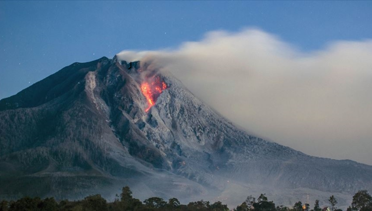 Endonezya’daki yanardağda bir günde 2 patlama
