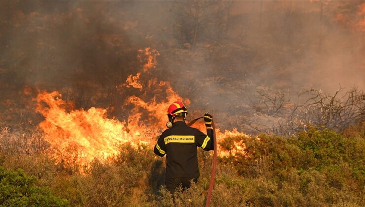 Yunanistan’da çıkan orman yangınına müdahale ediliyor