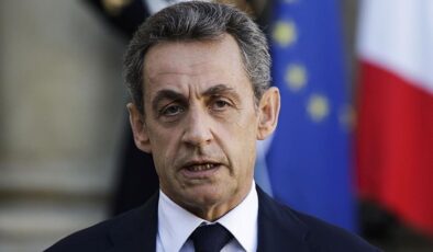 Macron’a bir eleştiri de Sarkozy’den geldi