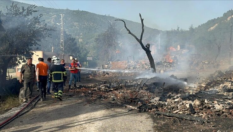 Kastamonu’da köyde çıkan yangında 10 ev yandı