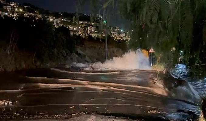 Bodrum’da içme suyu isale hattı patladı: Yol çöktü