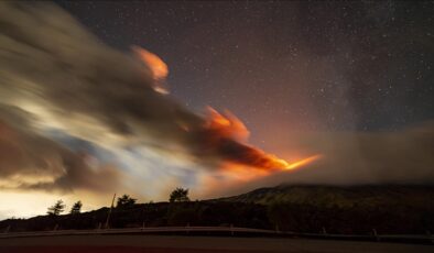 İtalya’da Etna Yanardağı lav ve kül püskürtüyor