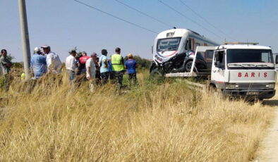 İzmir’de tren arabaya çarptı: 3 kişi öldü
