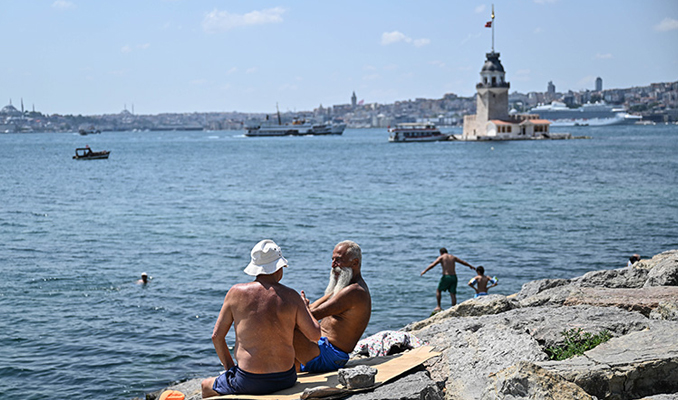 Nemli ve sıcak havadan bunalan İstanbullular sahillere koştu