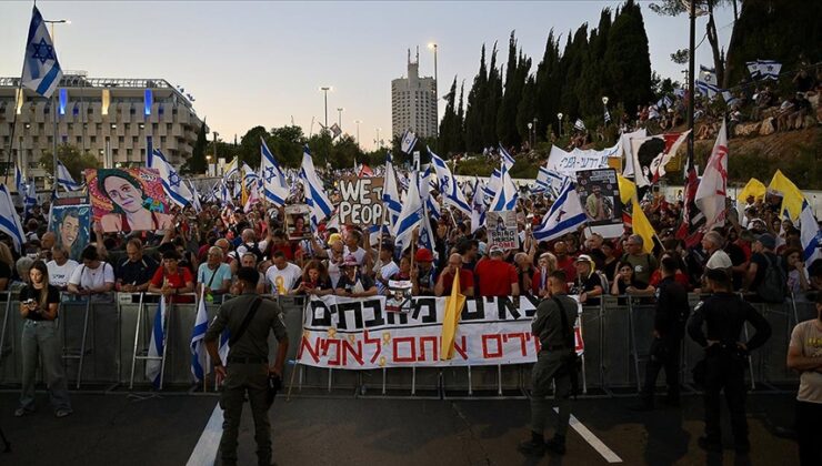 Gazze’deki İsrailli esirlerin yakınları anlaşma talebiyle Tel Aviv’den Kudüs’e yürüdü