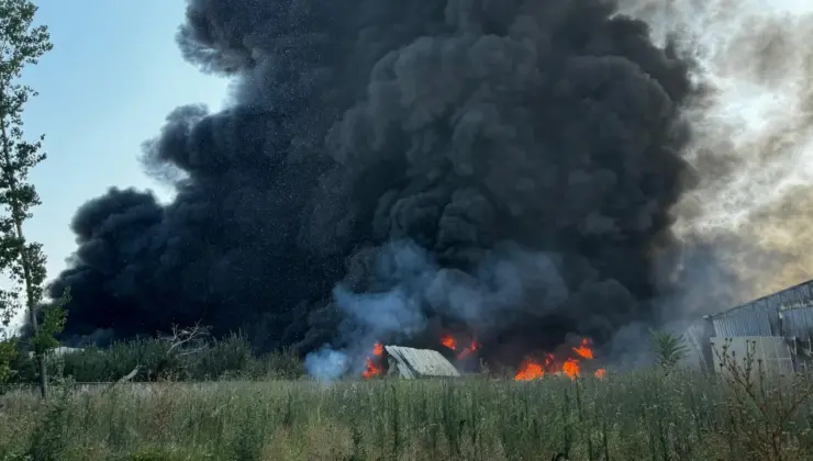 Bursa’da yangın 4 fabrikaya sıçradı! Evler boşaltıldı, araç girişleri kapatıldı