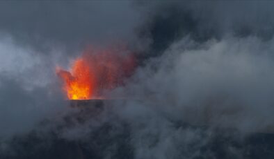 İtalya’da Etna Yanardağı kül ve lav püskürtmeye devam ediyor