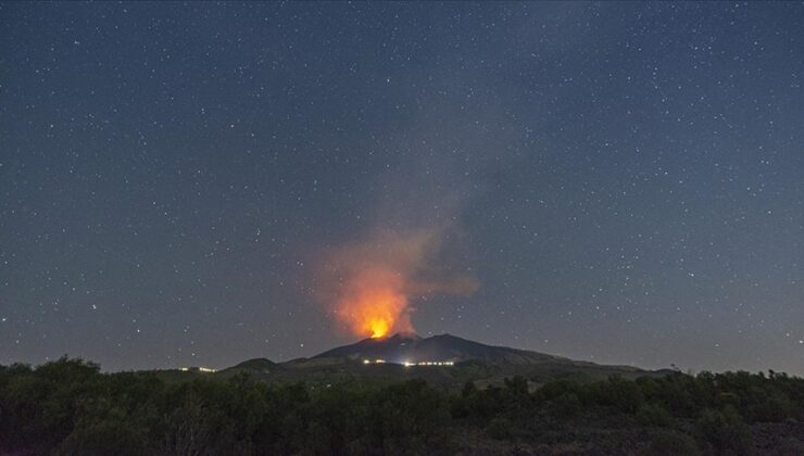 İtalya’da Etna Yanardağı yeniden kül ve lav püskürttü