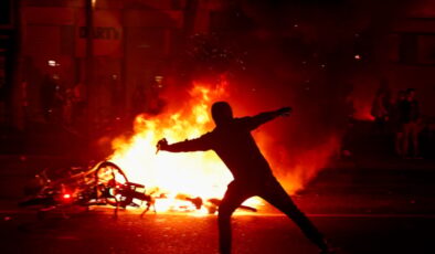 Paris karıştı… Polisten, biber gazıyla müdahale