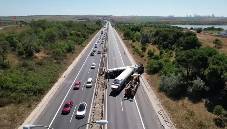 TEM Otoyolu’nda tanker devrildi, İstanbul istikametinde trafik tamamen durdu