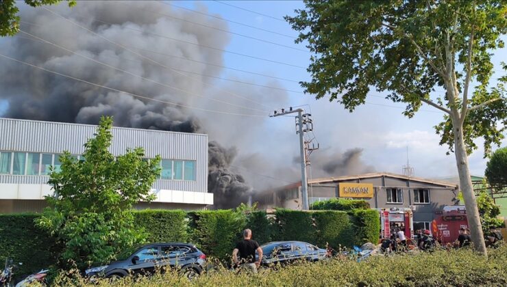 Bursa’da sandalye fabrikasında çıkan yangına müdahale ediliyor