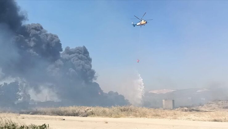 Mersin’de eski kağıt fabrikası alanında çıkan yangına müdahale ediliyor