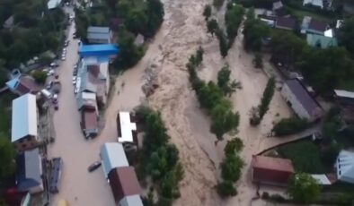 Kırgızistan’ın Celalabad bölgesinde meydana gelen sel hasara yol açtı