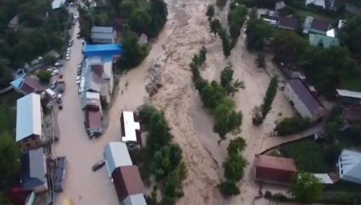 Kırgızistan’ın Celalabad bölgesinde meydana gelen sel hasara yol açtı