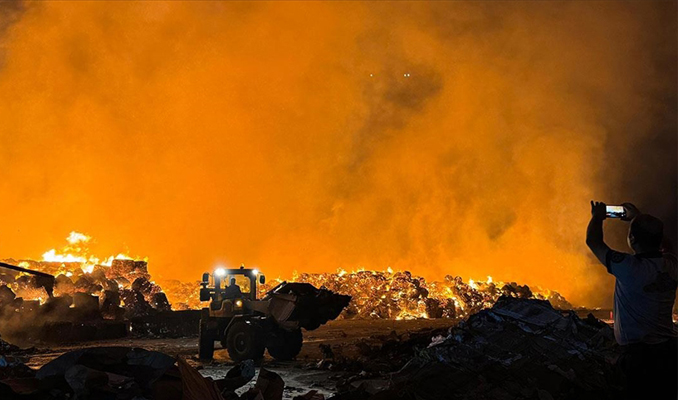 Aydın’da kağıt fabrikasında çıkan yangına müdahale ediliyor