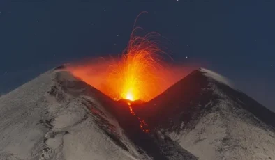 İtalya’da Etna Yanardağı yeniden kül ve lav püskürttü