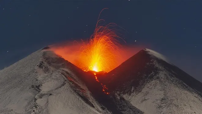 İtalya’da Etna Yanardağı yeniden kül ve lav püskürttü