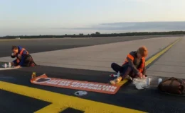 Kendilerini apronlara yapıştıran eylemciler hava trafiğini aksattı