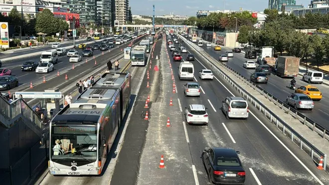 Metrobüs hattındaki çalışma trafiği aksattı: 45 gün sürecek