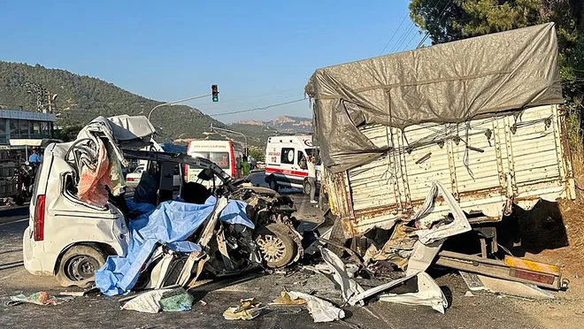 Manisa’da feci kaza: 4 ölü, 3 ağır yaralı