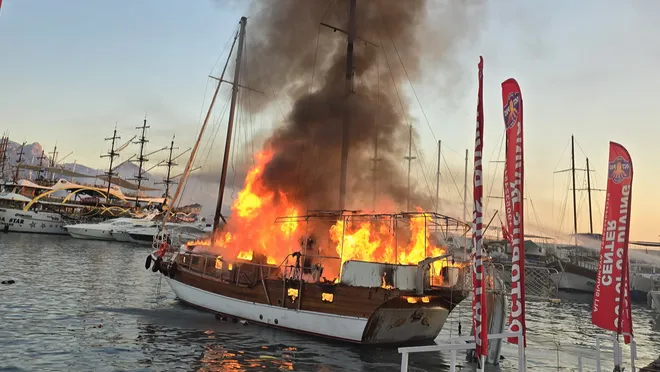 Gezi teknesi yangında kullanılamaz hale geldi