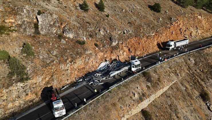 Kahramanmaraş’ta tırın devrilmesi sonucu yol trafiğe kapandı