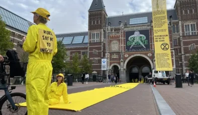 Amsterdam’da iklim aktivistleri, Hollanda’nın en büyük müzesi Rijksmuseum’un girişini kapattı