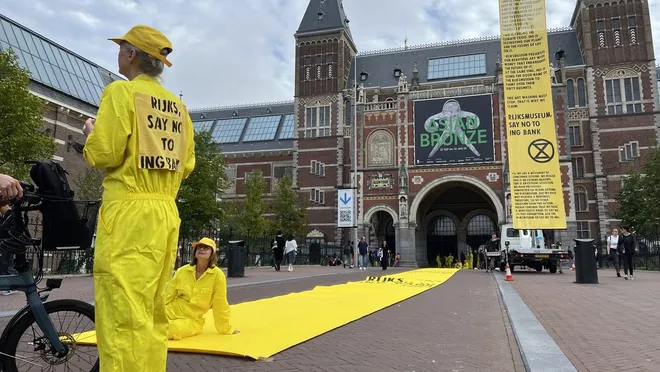 Amsterdam’da iklim aktivistleri, Hollanda’nın en büyük müzesi Rijksmuseum’un girişini kapattı