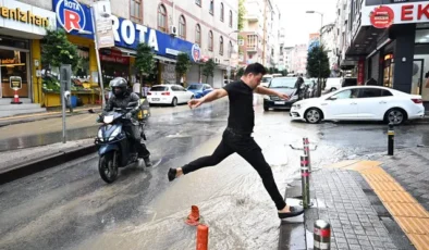 İstanbul’da sağanak: Caddeler göle döndü, evleri su bastı