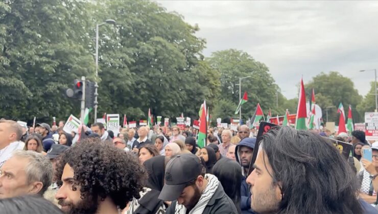 İngiliz halkı, İsrail’in Londra Büyükelçiliğine yürüdü